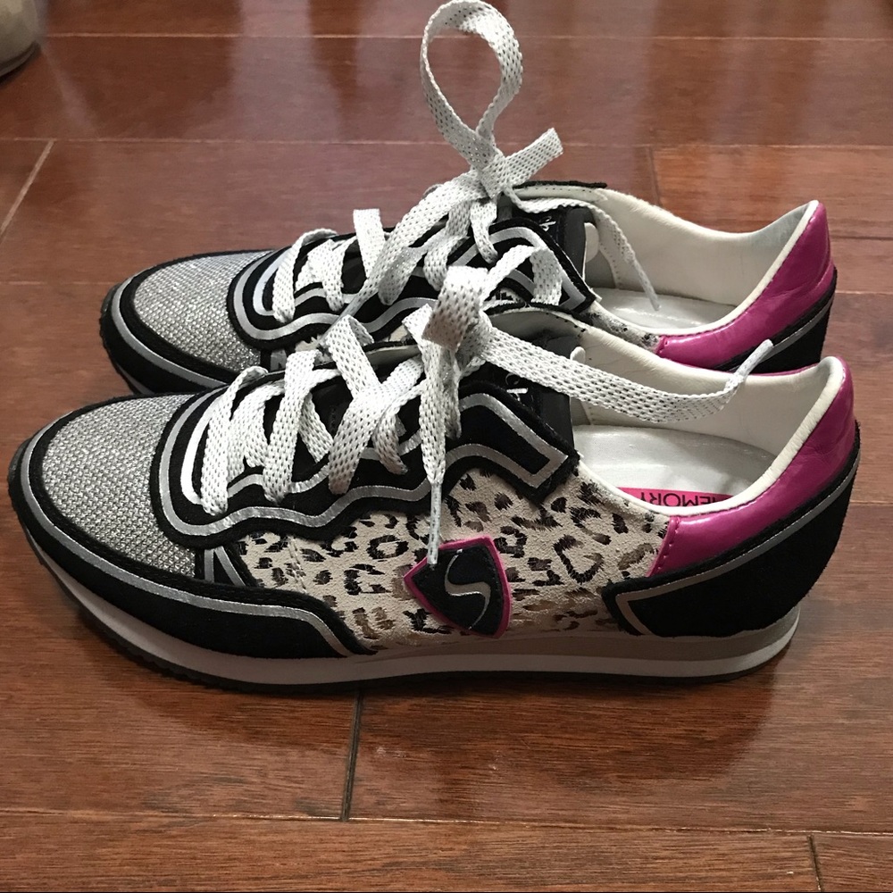 Skechers size 6 Air Cooled Memory Foam sneakers